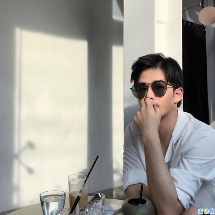 文字控说说短句图片精选：还是很想跑很远的路，去看一个很爱的人10