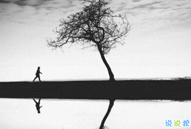 经典说说别人必评：如果还没有人牵你的手，自己要照顾好自己。11