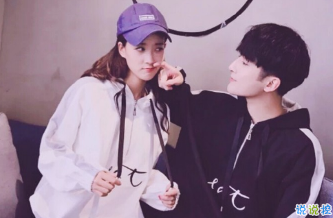 很甜的爱情说说配图:小学时,想和喜欢的人同桌;初中时,想和喜欢的人同班3