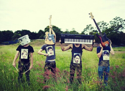 微信说说带图片:这个世界,看你二的人很多,陪你二的人很少6