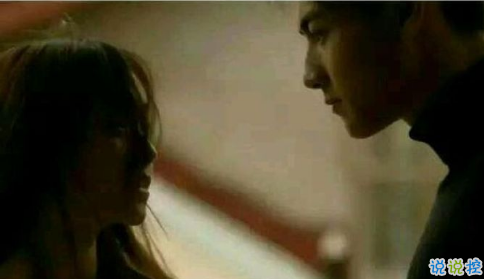 很甜的爱情说说配图:小学时,想和喜欢的人同桌;初中时,想和喜欢的人同班8