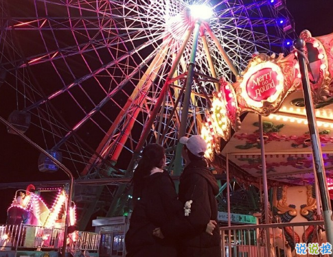 很甜的爱情说说配图:小学时,想和喜欢的人同桌;初中时,想和喜欢的人同班7