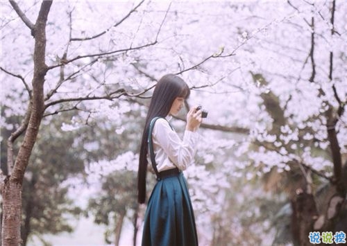 关于青春年华浪漫唯美的爱情句子 年少的笑漾着微光12