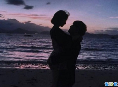 很甜的爱情说说配图:小学时,想和喜欢的人同桌;初中时,想和喜欢的人同班4