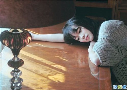 一个人有些孤独的简单图片说说 用一生时间与你话别13