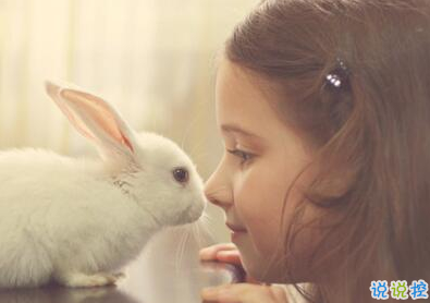 经典说说别人必评：如果还没有人牵你的手，自己要照顾好自己。8