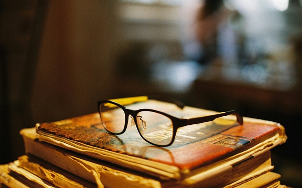 关于人生的很现实的哲理说说带图片 时间夺去了我们轻狂的眼神却给了我们嘴角上扬的资本15