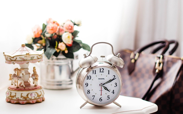 关于人生的很现实的哲理说说带图片 时间夺去了我们轻狂的眼神却给了我们嘴角上扬的资本8