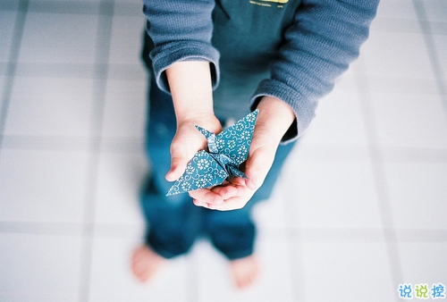 关于青春年华浪漫唯美的爱情句子 年少的笑漾着微光15