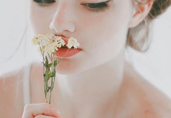 爱情中的甜蜜小句子 喜欢一个人的文艺小清新说说带图片6