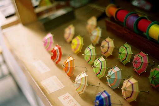 关于人生和爱情的唯美小清新句子带图片 我路过万家灯火而你才是我的归途15