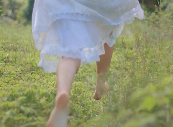 爱情中的甜蜜小句子 喜欢一个人的文艺小清新说说带图片2