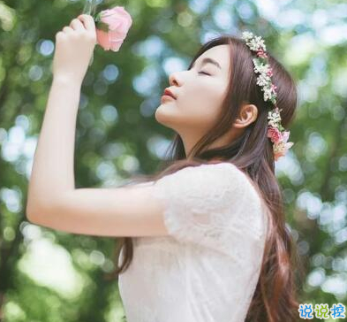 经典说说别人必评：如果还没有人牵你的手，自己要照顾好自己。7