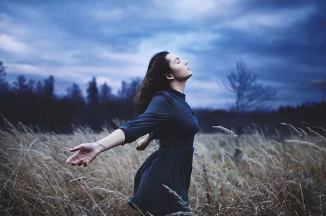 一个人委屈到哭的句子适合发朋友圈 形容无法诉说的委屈的句子1