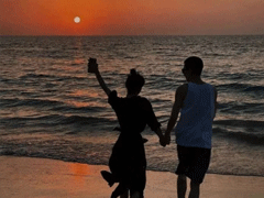 情侣秀恩爱的微信状态文案 关于爱情的情侣微信状态句子